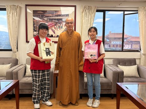 劉玉禪(右)、陳彥勻(左)老師代表國立聯合大學致贈伴手禮。