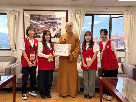 李苡熏、陳盈均、林佩瑾及李沛容(由左至右)老師代表文藻外語大學致贈伴手禮。
