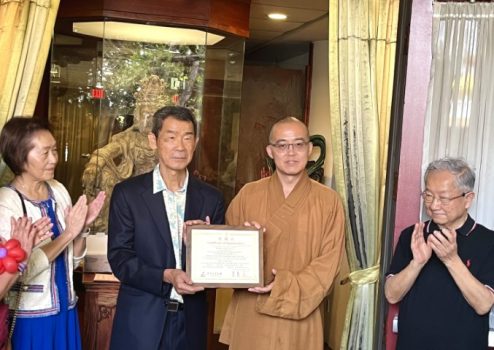 慧東法師(右2)致贈感謝狀予藝術家李秉南(左2),感謝其以藝術弘揚文化,豐富西來館展覽內涵。