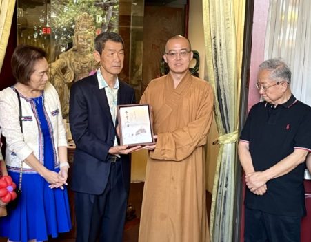 慧東法師(右2)致贈星雲大師《合掌人生》全集予藝術家李秉南(左2),以書香結緣,共勉藝術與人文相互輝映。