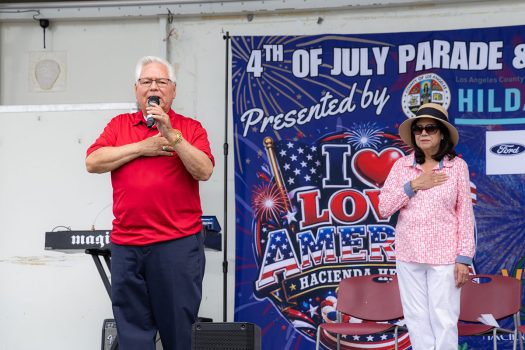 洛杉磯縣第一選區縣政委員Hilda Solis(右)與加州第30選區參議員Bob Archuleta(左)蒞臨現場,表示今年適逢美國建國250周年,期勉民眾傳承堅忍不拔的立國精神,攜手促進各族裔團結。