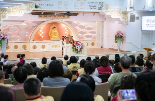 慧屏法師並以多則禪門公案為例,說明禪宗重視無分別心、放下執著及心外無佛的修行精神。