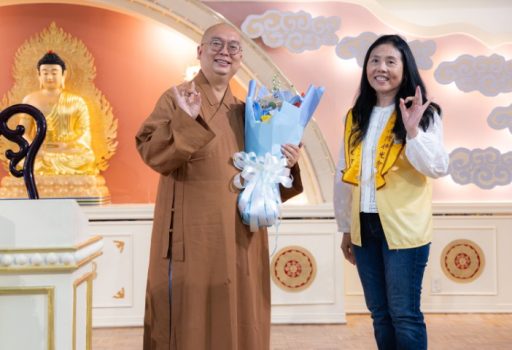 講座圓滿後,由國際佛光會洛杉磯協會會長秘書長郭雯玲代表獻花。