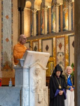 南加州跨宗教理事會主席Swami Mahayogananda用梵文為新任主教祝福。