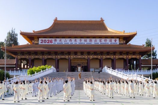 早齋後，糾察慧軒法師帶領戒子於成佛大道進行動中禪。