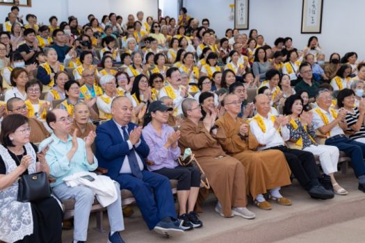 與會嘉賓有(首排左起)鑽石吧市前市長張文彬伉儷、星雲大師外甥劉龍珠律師伉儷、南美總住持妙佑法師、西來寺住持慧東法師、世界總會財務長陳居、范妍梅伉儷、IBEF 執行董事王家培、許月琴伉儷等。
