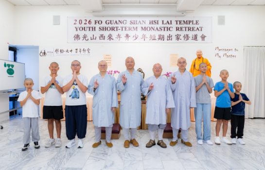 沙彌們在首日完成報到後，隨即於二合堂舉行剃度儀式，由得戒和尚心保和尚、西來寺住持慧東法師、南京天隆寺監院慧浩法師、達拉斯講堂監寺慧人法師為其剃髮，換上修道服，正式展開修道生活。