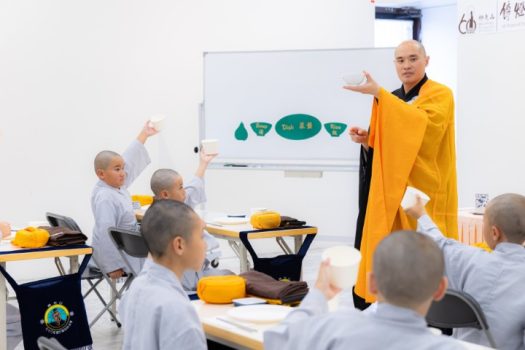 引禮法師慧澄法師(右)在進堂說明時，講解過堂規矩。
