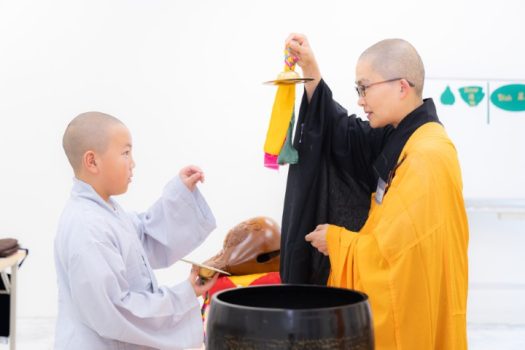 西來寺社教組組長覺皇法師教授司打各項法器，小沙彌們躍躍欲試。