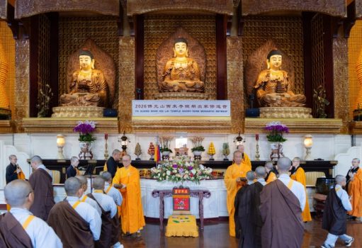 正授儀式由慧東法師(後排中)全程以英文主法，慧浩法師(後排右)、慧人法師(後排左)協助傳衣、缽、具。