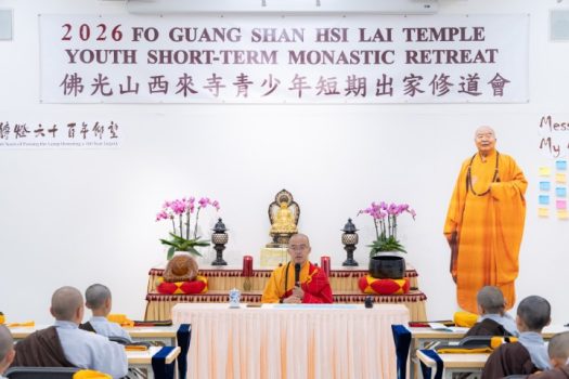慧東法師講授《沙彌十戒》，透過互動問答，引導小沙彌認識戒律精神。
