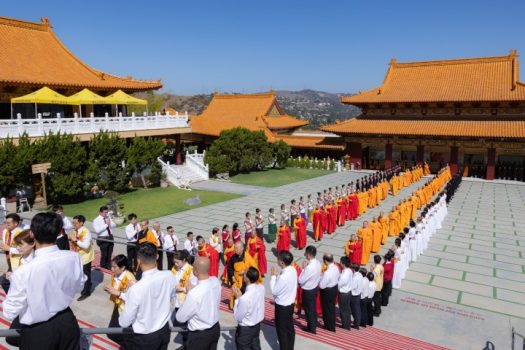 西來寺舉行「北美洲盂蘭盆供僧法會」,北美地區92位法師及21位短期出家小沙彌應供,迎請後,依序行經成佛大道進入大雄寶殿。