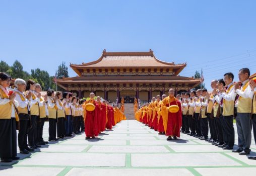 心保和尚帶領法師及短期出家小沙彌進行托缽。