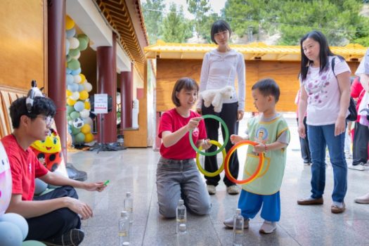 大殿外西單廣場規劃「丟圈圈挑戰」遊戲,讓孩子在歡樂中認識佛法、學
習三好精神。
張志誠拍攝