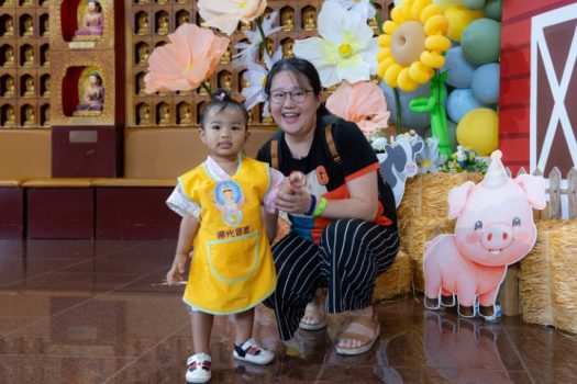 任職西來大學並擔任西來寺義工的Henna 洪(右),今年帶著15個月大的女
兒Casey McDonald(左)第二次參加西來寺的佛光寶寶祝福禮。
張志誠拍攝