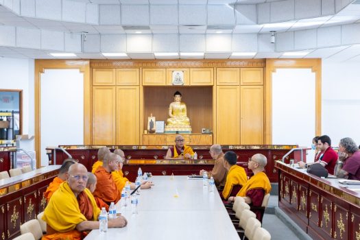 代表藏傳佛教的Venerable Geshe Tenzin Sherap(中)，以「涅槃」為題，從五蘊、無我、緣起與空性闡釋解脫之道。