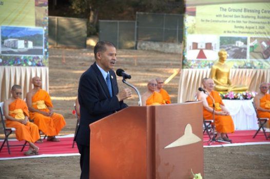 阿蘇薩市長 Edward J. Alvarez 於典禮上致詞。