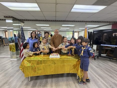 慧澤法師與幼童軍們一起切蛋糕慶祝。