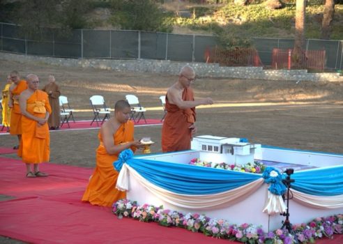 Phra Ratchawatcharawithet 法師帶領僧信二眾為禪堂灑珍寶祈福。