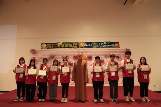 慧東法師頒發感謝狀給台灣的9位義工老師。 拍攝：佛光中文學校