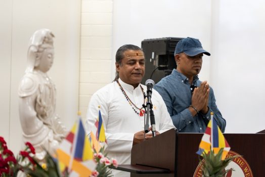 印度教祈福由加州Norwalk Pashupati Buddha Mandir首席祭司Acharya Chandramani Pathak帶領吠陀傳統祈禱。