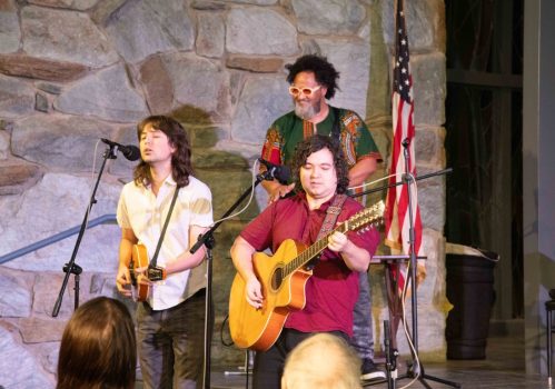 Licata Brothers & Daniel Peterson樂團呈現表演。